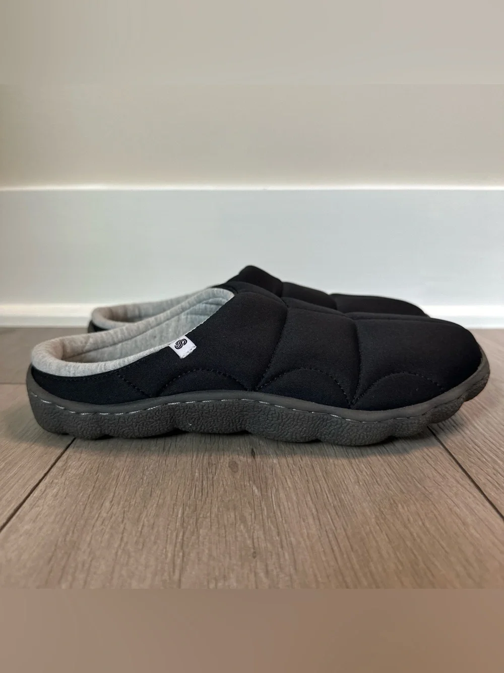 Clarks Cloudsteppers Women Size 7 Black Quilted Cushion Soft Scuffs Slippers